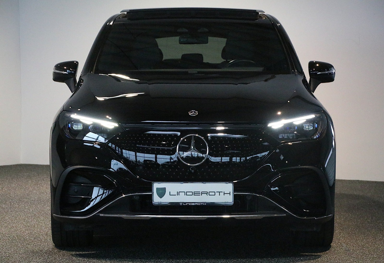 Sort Mercedes EQE350 SUV fra 2024