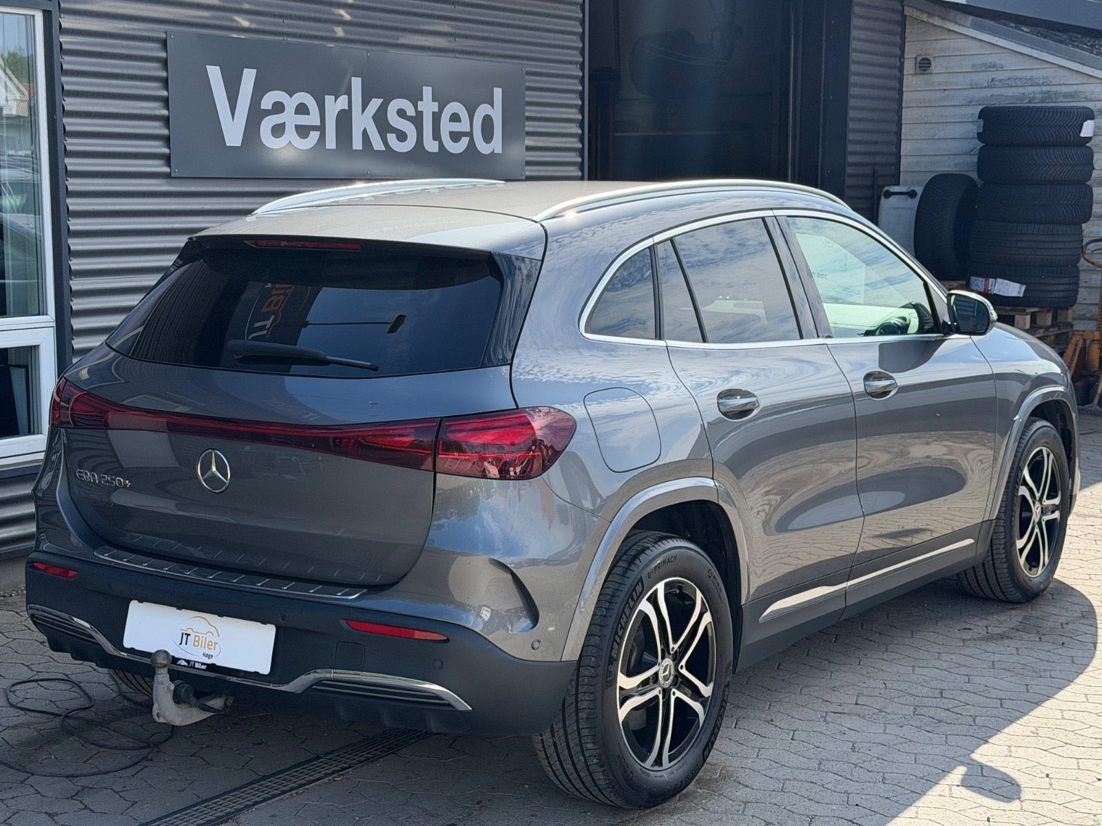 Grå Mercedes EQA250+ fra 2025