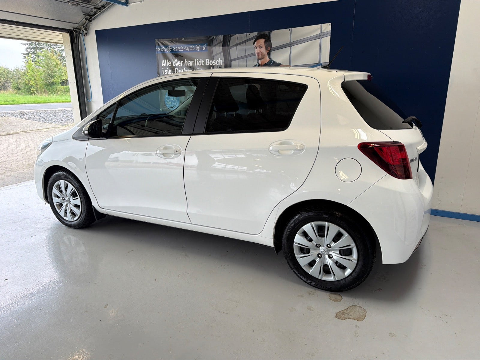 Hvid Toyota Yaris fra 2015