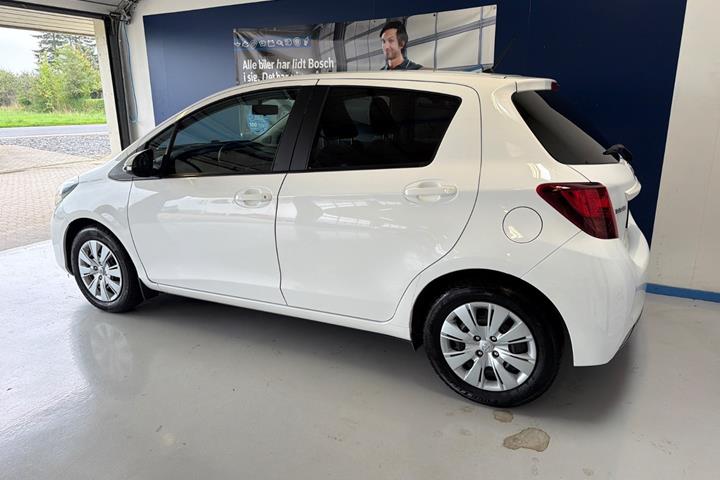 Hvid Toyota Yaris fra 2015