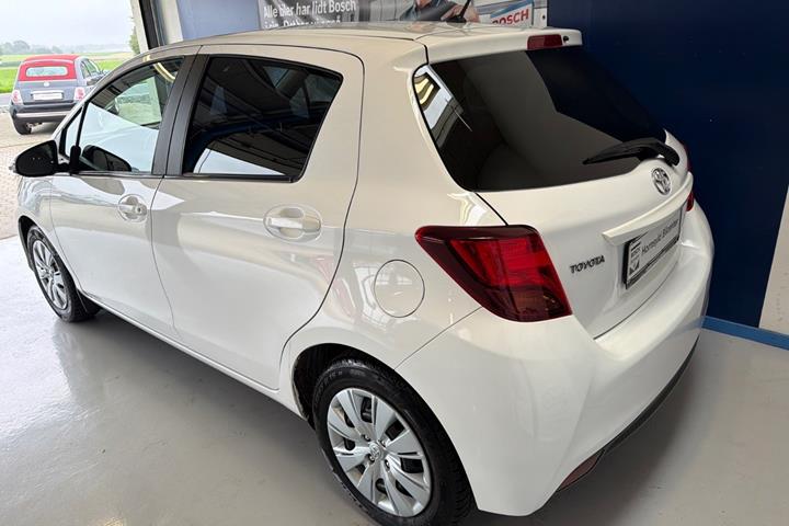 Hvid Toyota Yaris fra 2015