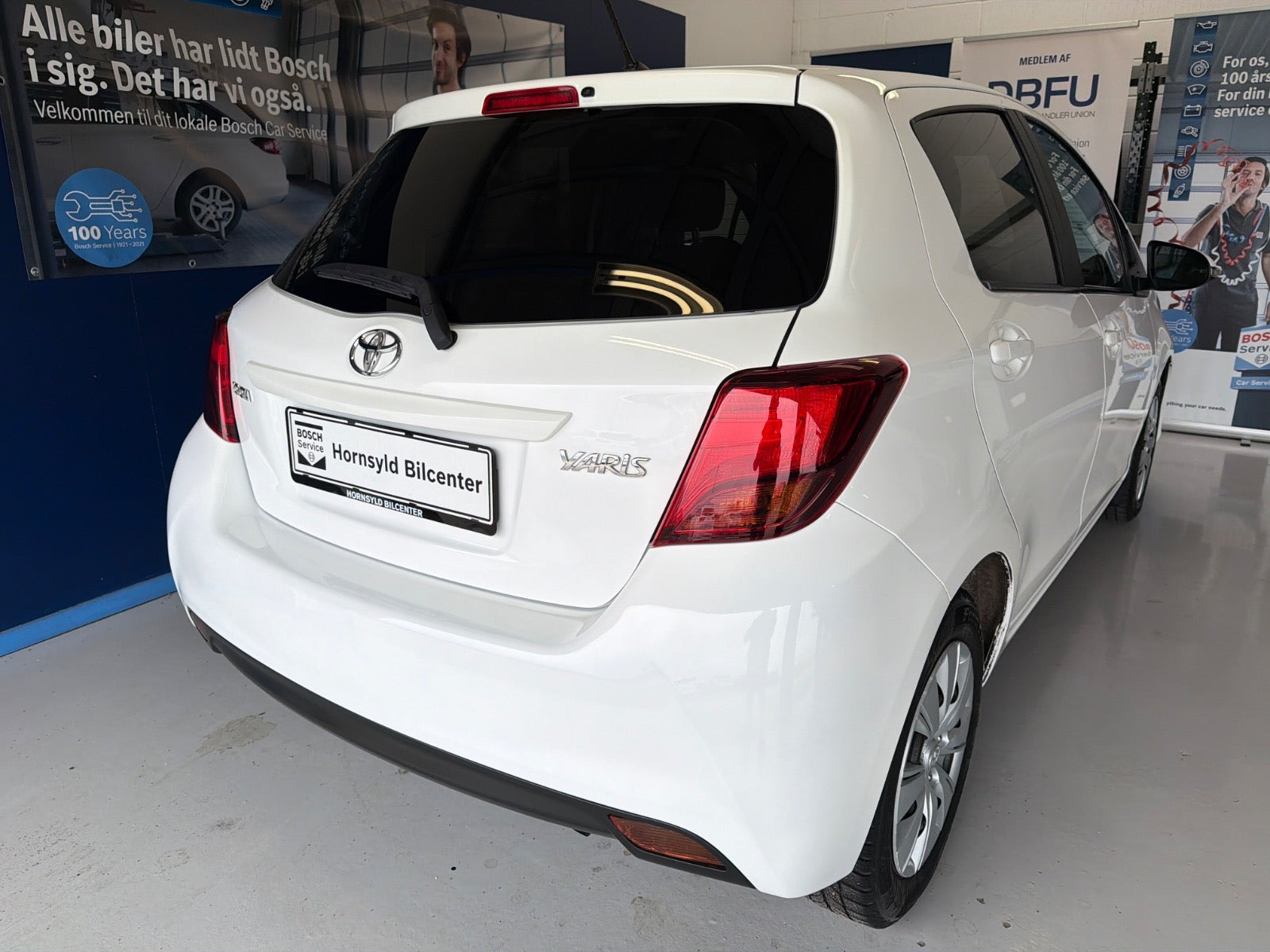 Hvid Toyota Yaris fra 2015