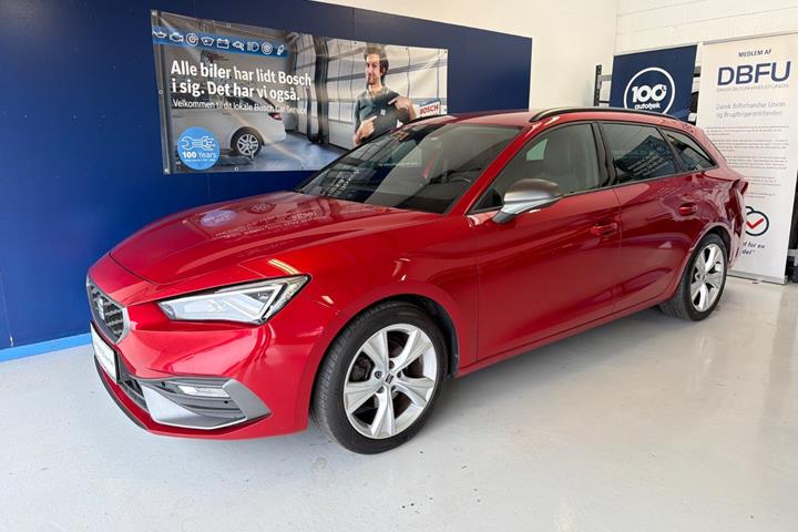 Rød Seat Leon fra 2020 set udefra