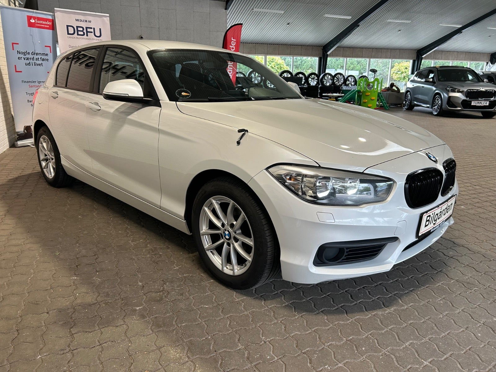 Hvid BMW 118d fra 2018