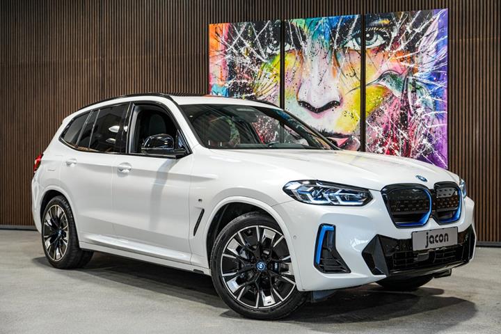 Hvid BMW iX3 fra 2023 set udefra