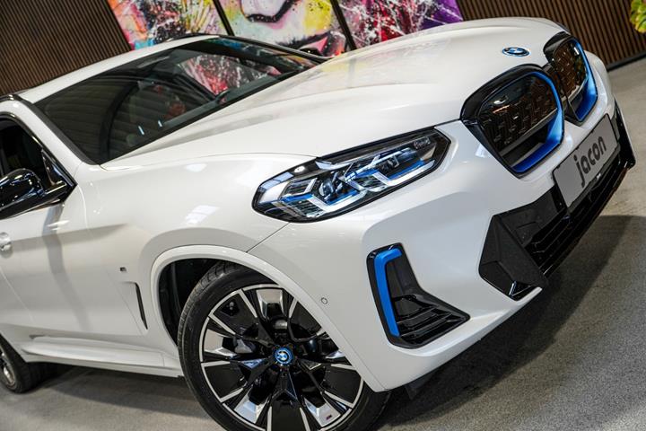 Hvid BMW iX3 fra 2023