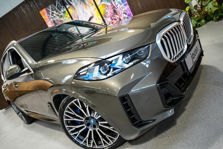 Grøn BMW X5 fra 2023