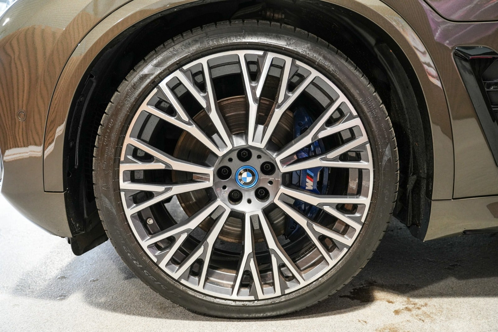 Grøn BMW X5 fra 2023