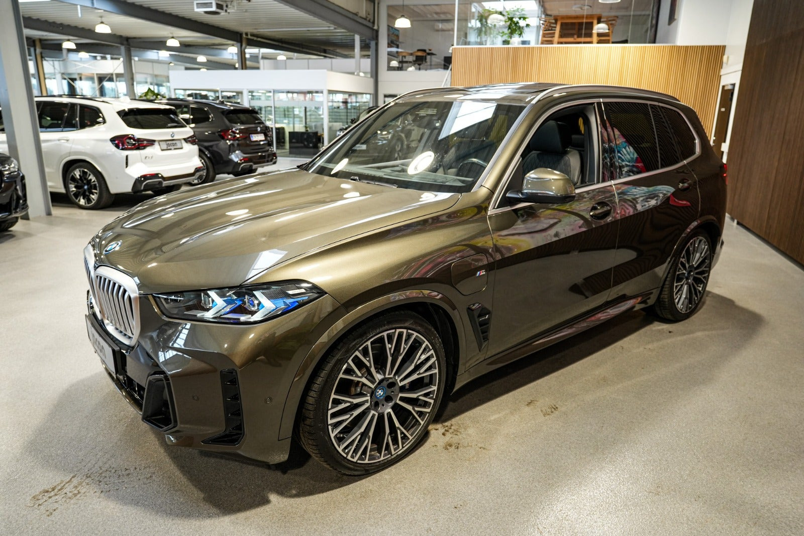 Grøn BMW X5 fra 2023