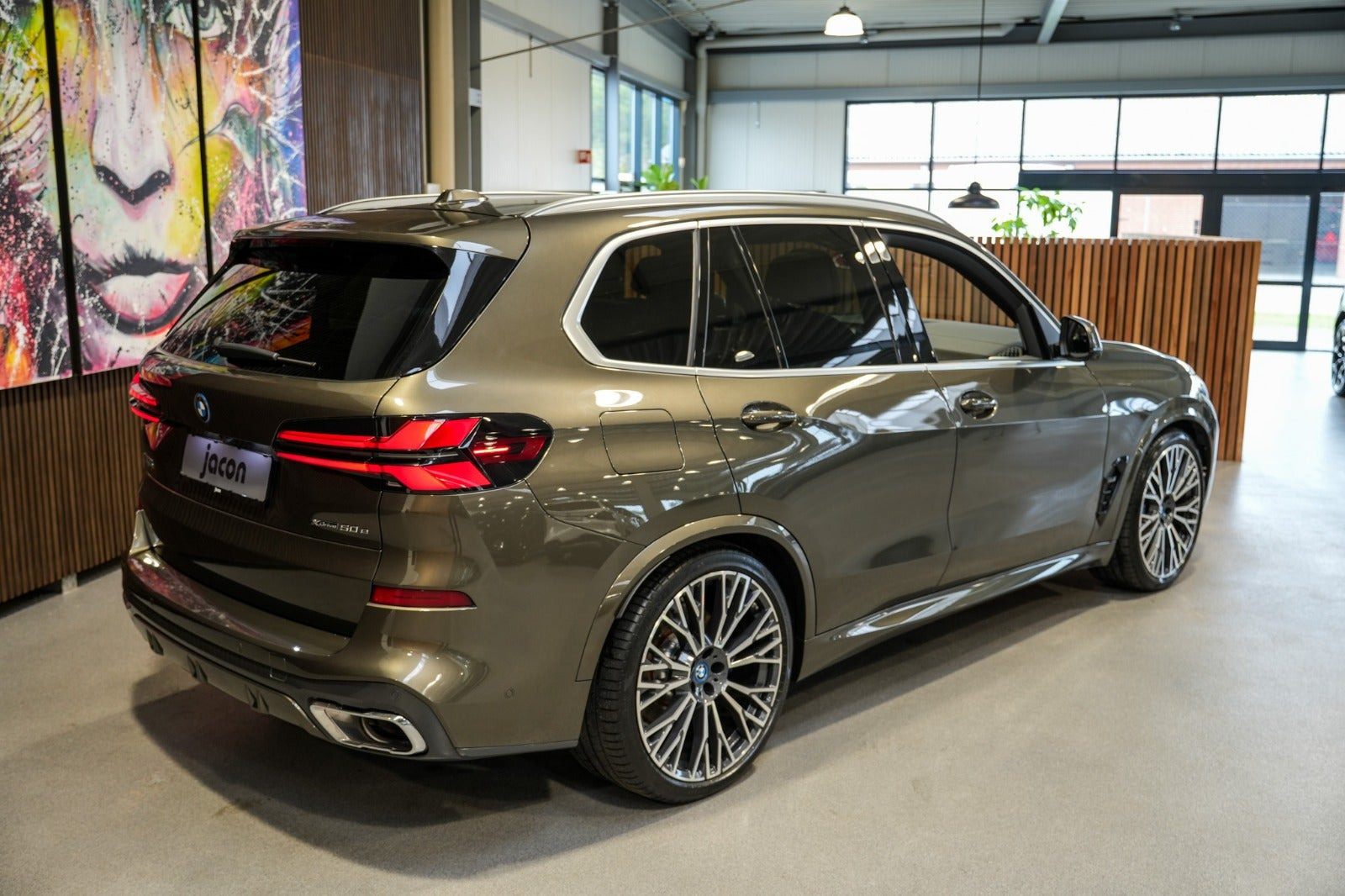 Grøn BMW X5 fra 2023