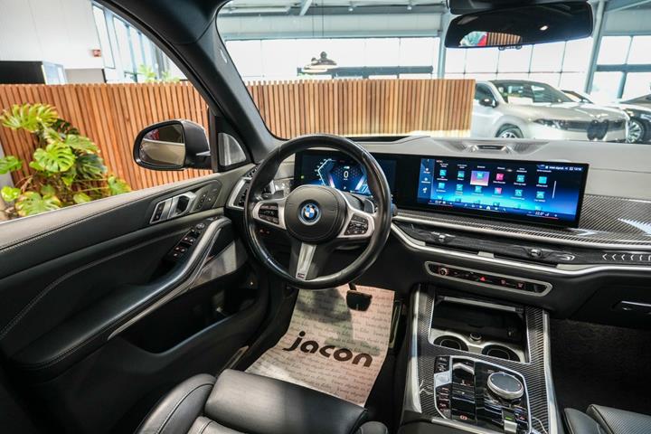 Grøn BMW X5 fra 2023