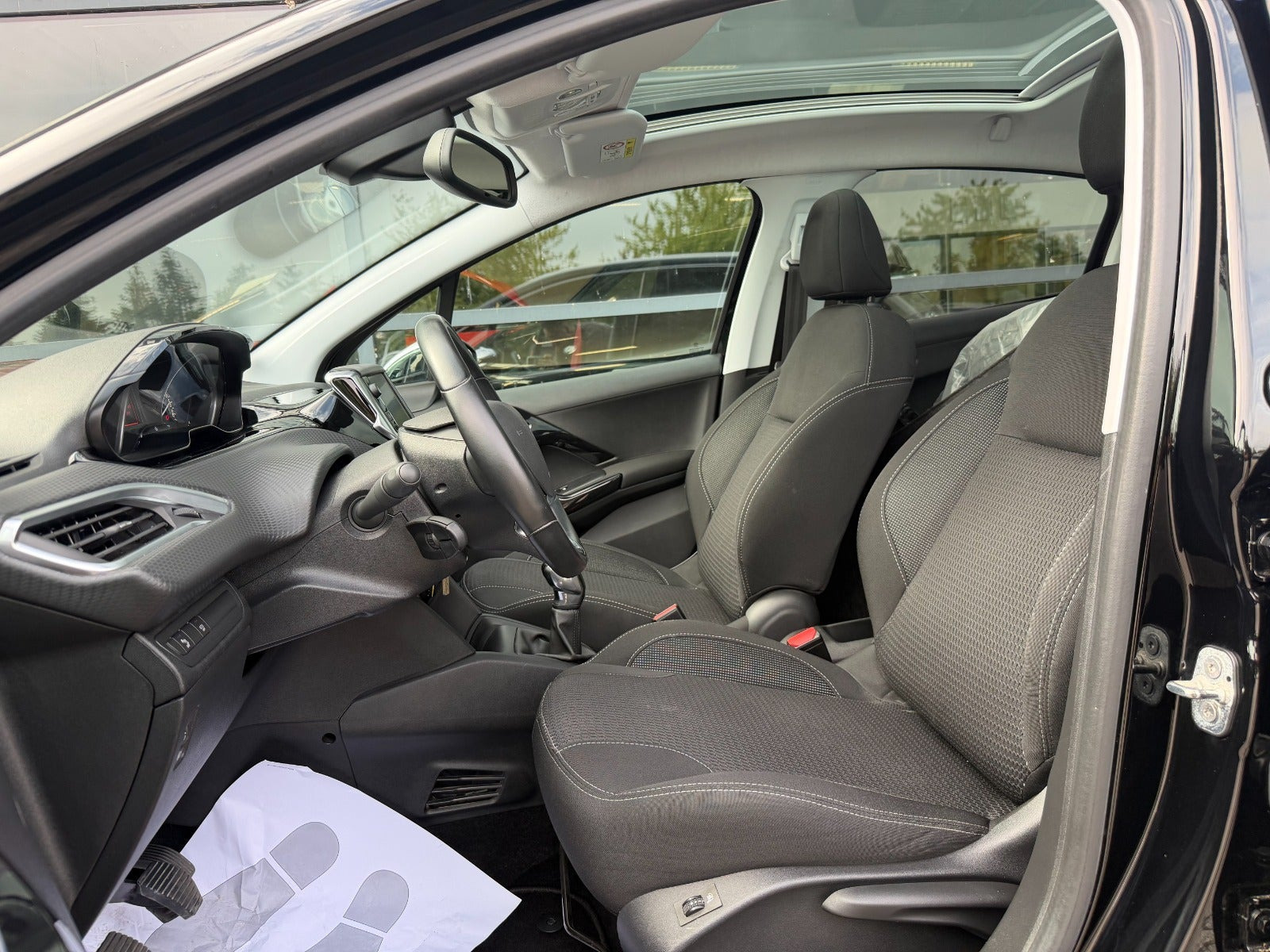 Sort Peugeot 208 fra 2019