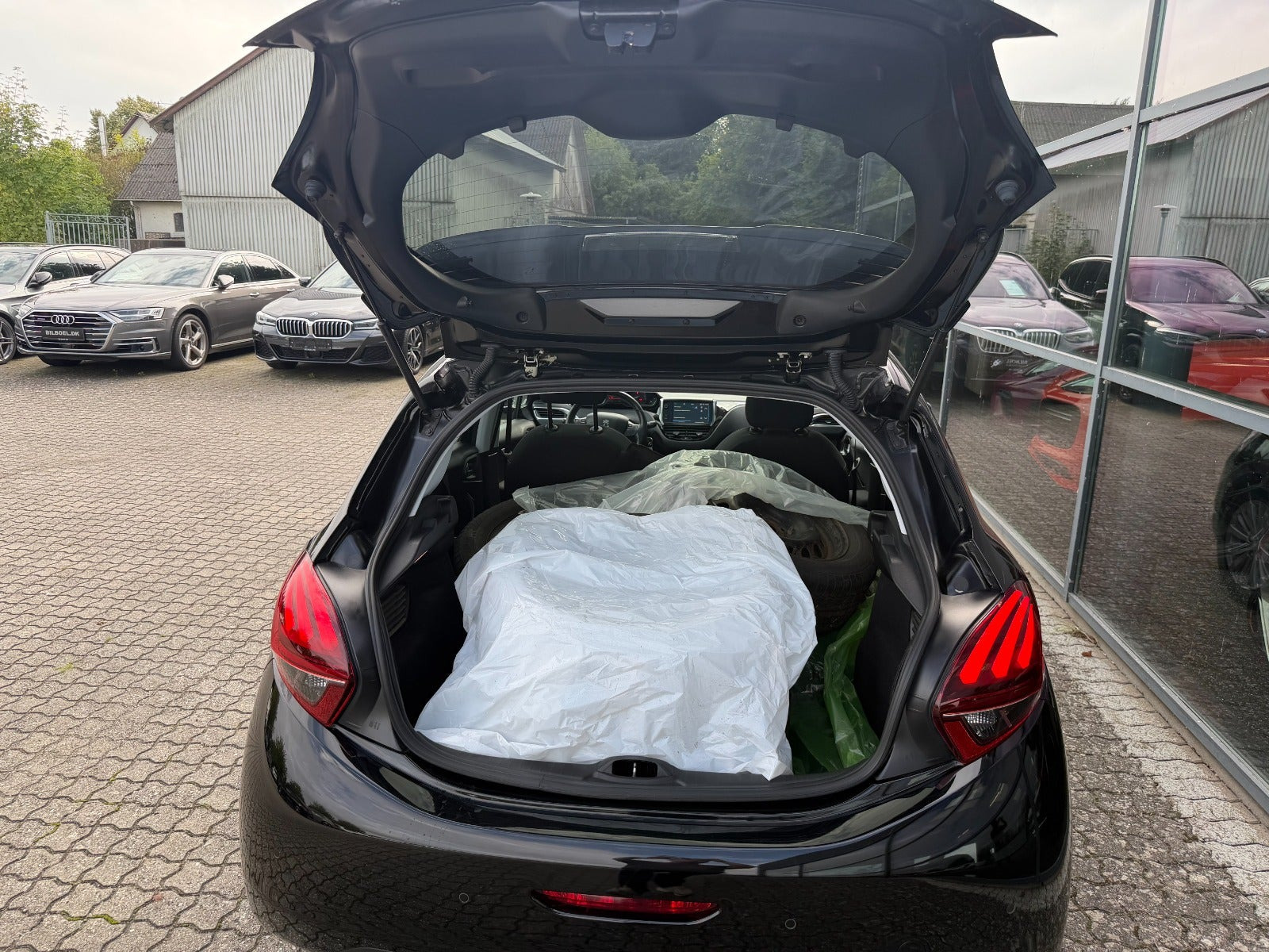 Sort Peugeot 208 fra 2019