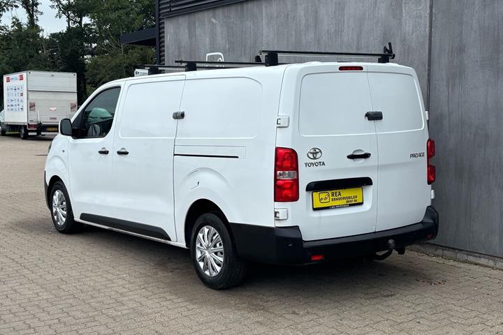 Hvid Toyota ProAce fra 2018