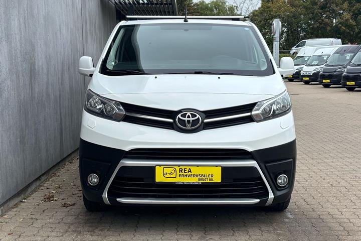 Hvid Toyota ProAce fra 2018