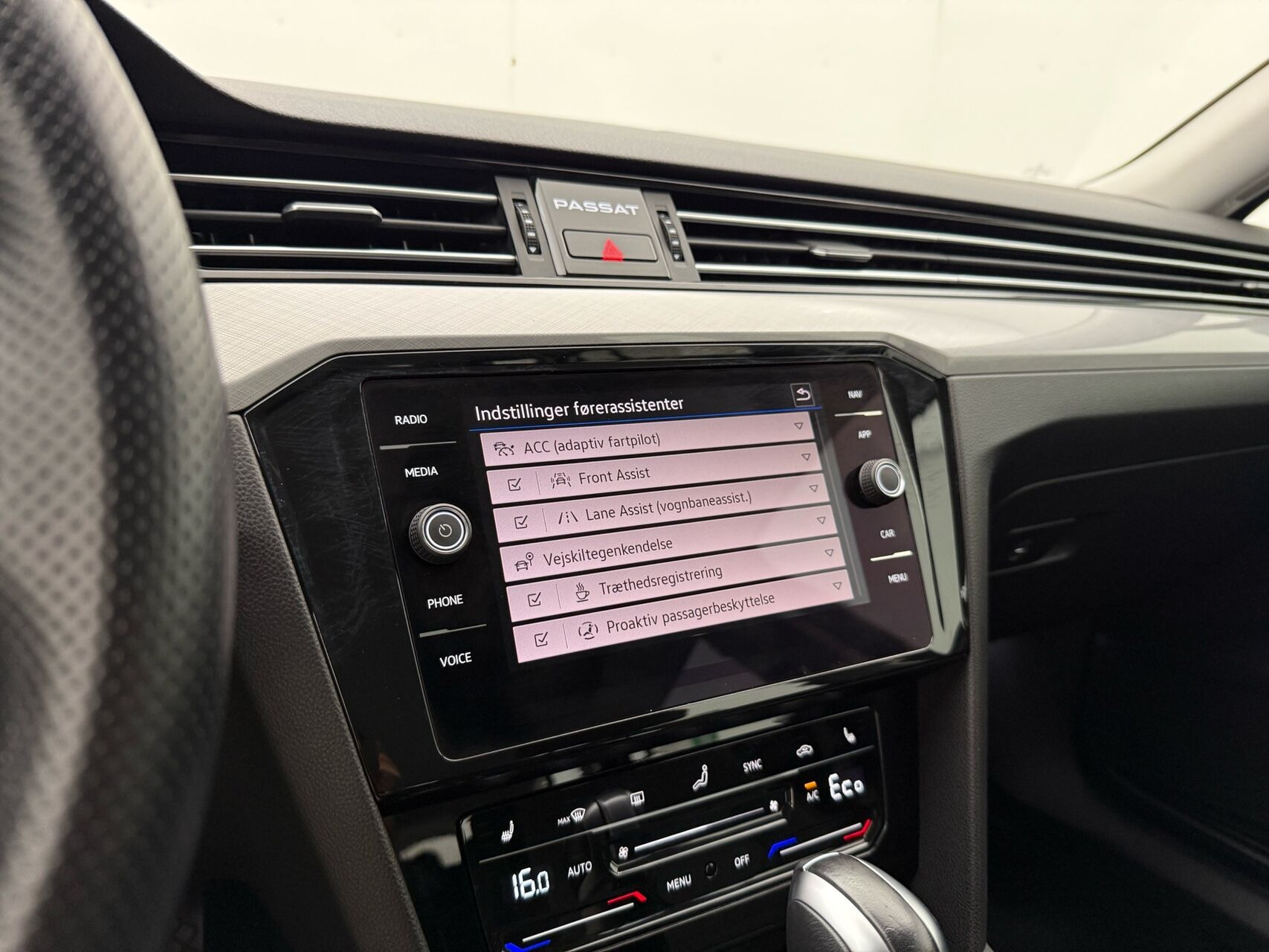 Sort VW Passat fra 2022