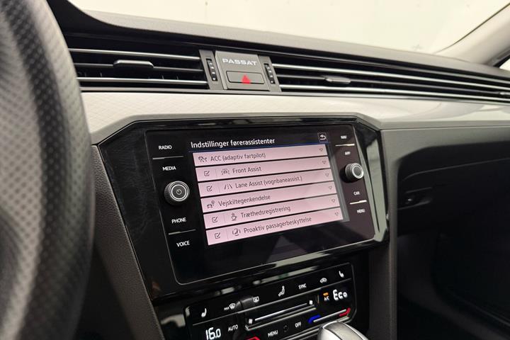 Sort VW Passat fra 2022