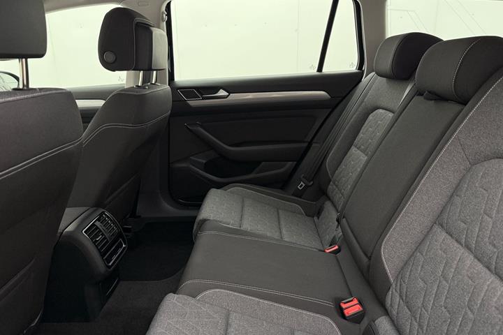 Sort VW Passat fra 2022