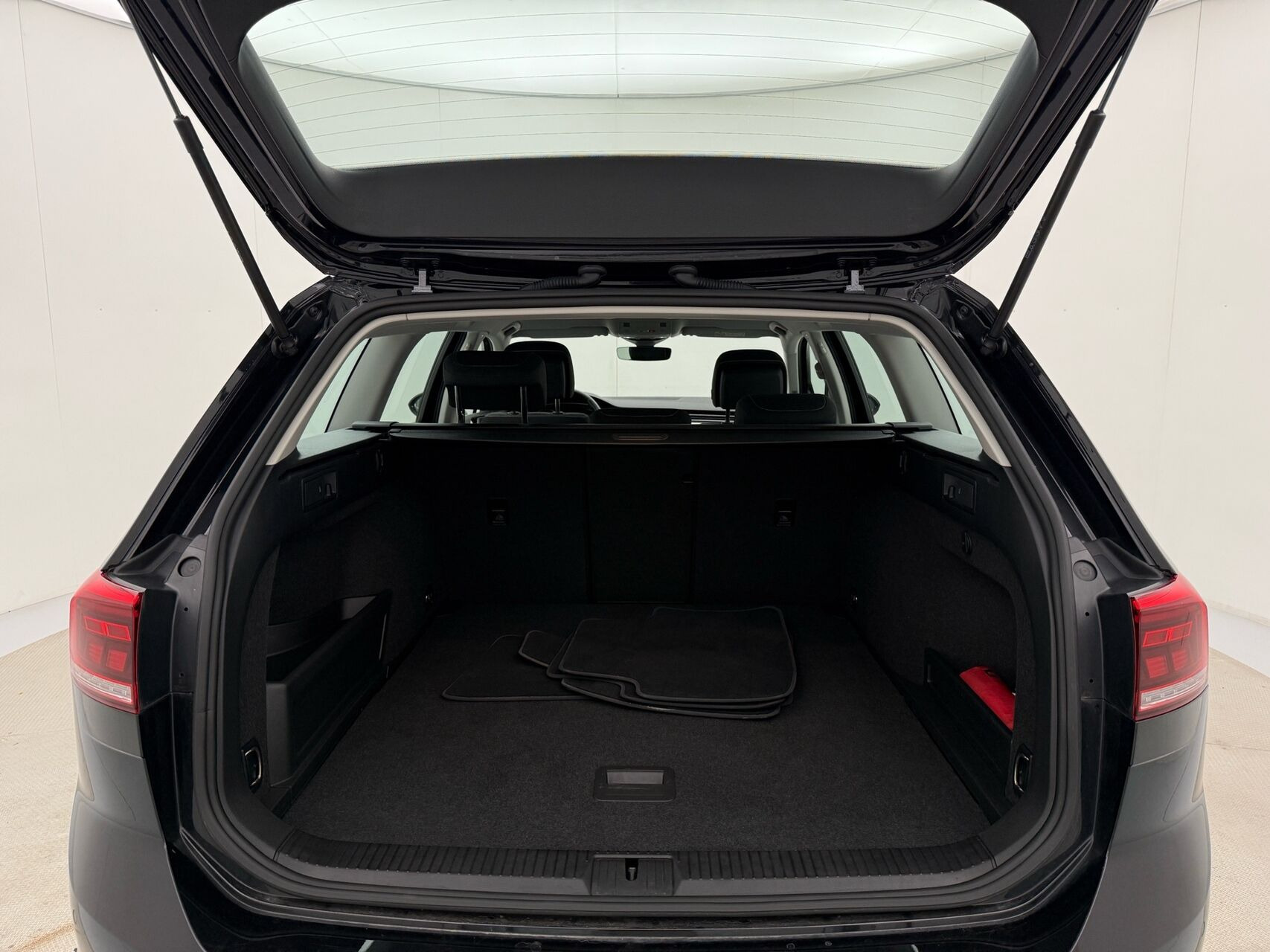Sort VW Passat fra 2022