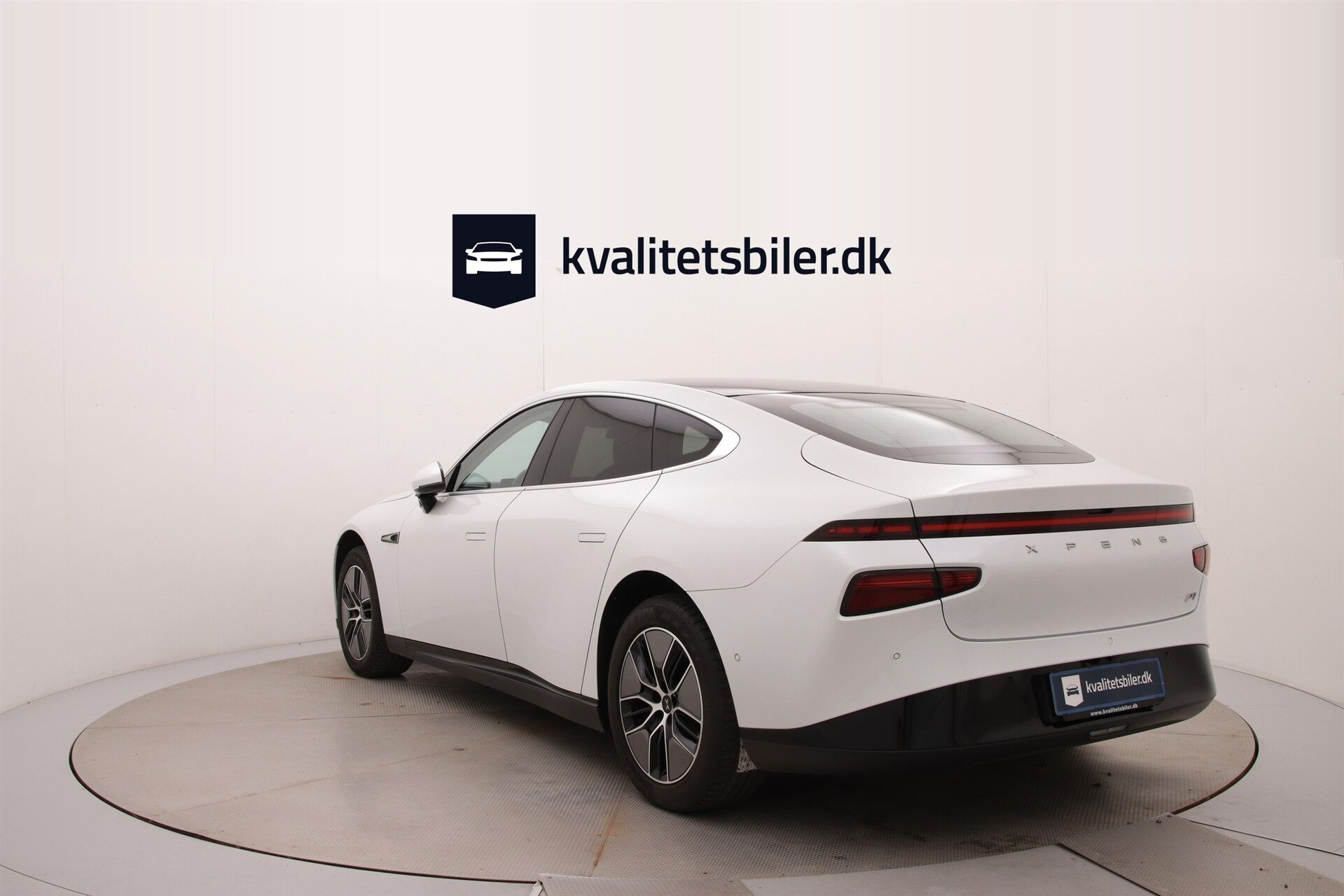 Hvid Xpeng P7 fra 2023