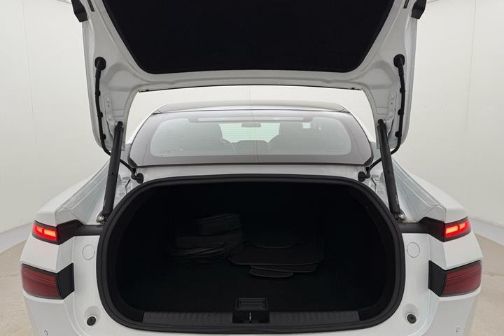 Hvid Xpeng P7 fra 2023