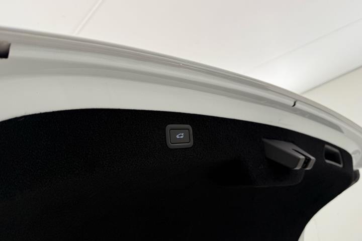 Hvid Xpeng P7 fra 2023