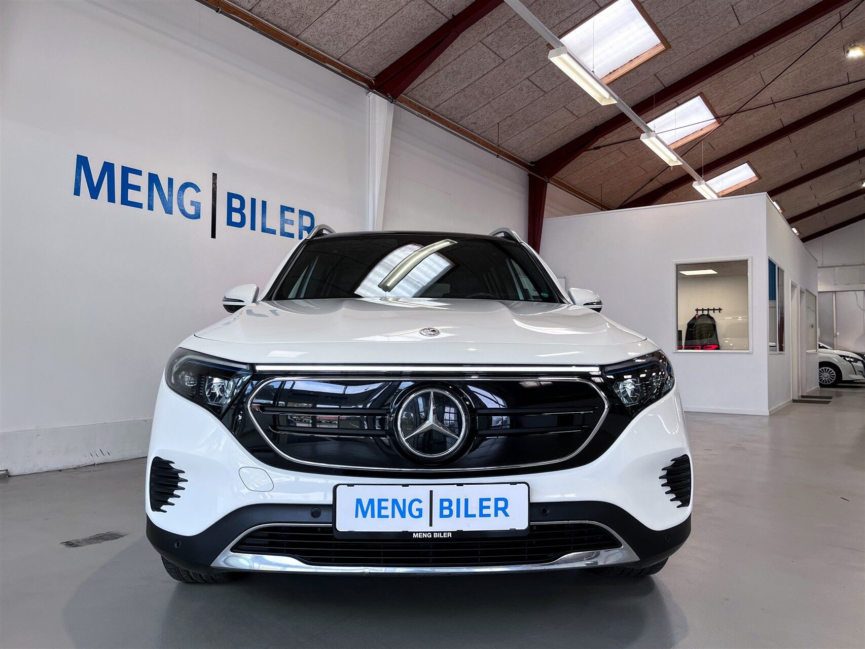 Hvid Mercedes EQB250 fra 2022