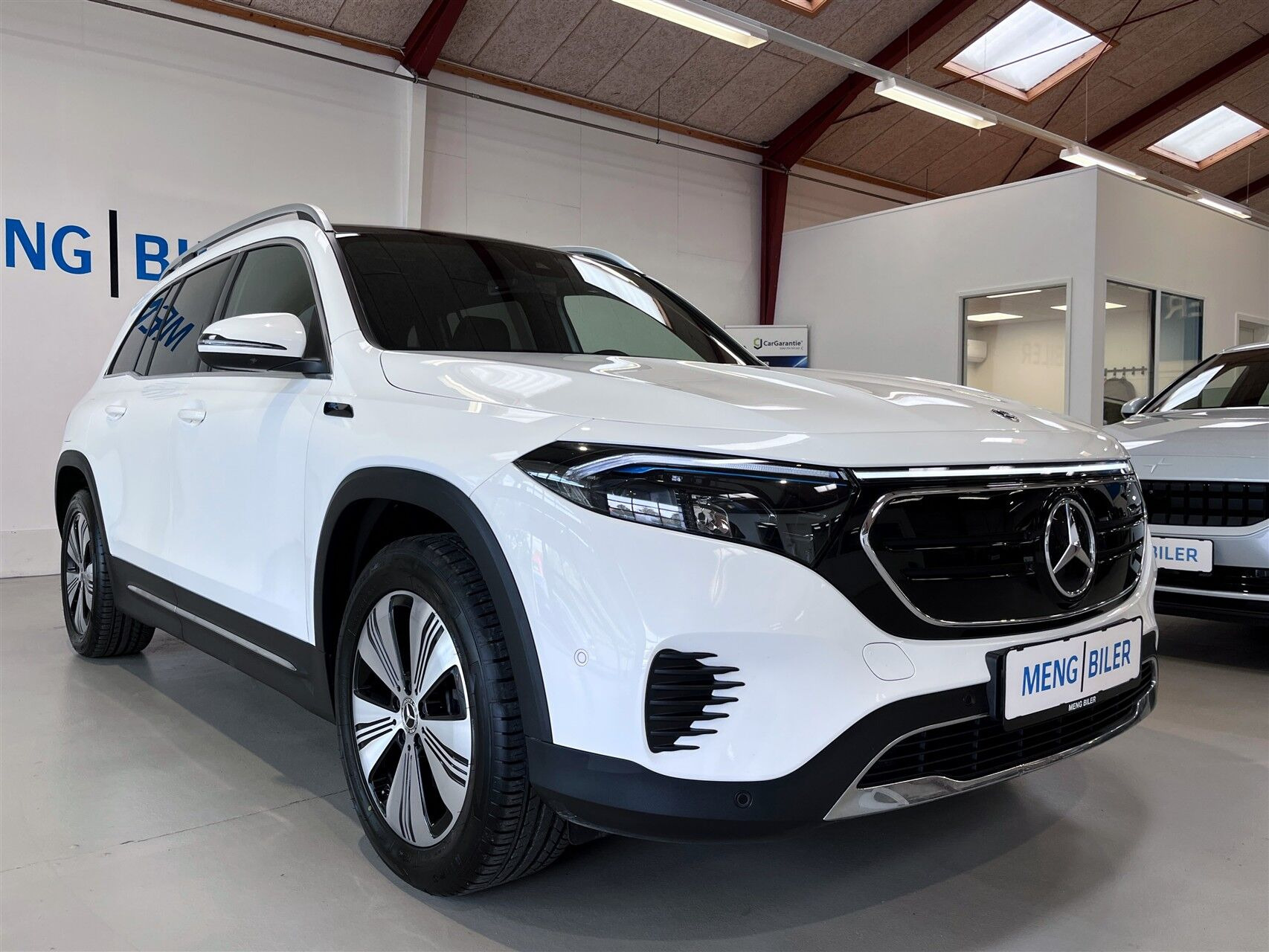 Hvid Mercedes EQB250 fra 2022