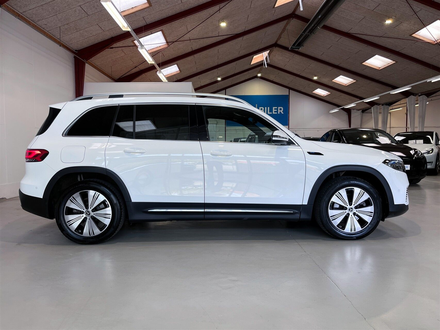 Hvid Mercedes EQB250 fra 2022