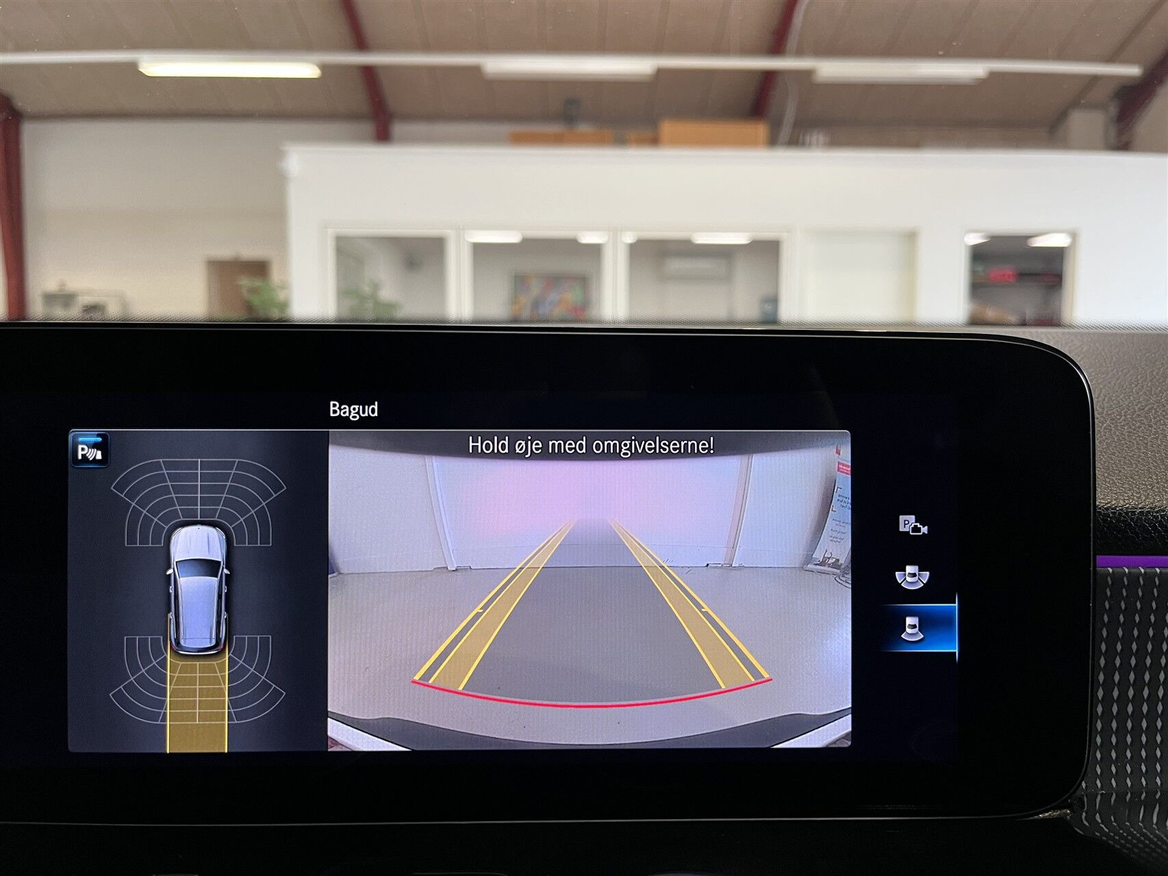 Hvid Mercedes EQB250 fra 2022