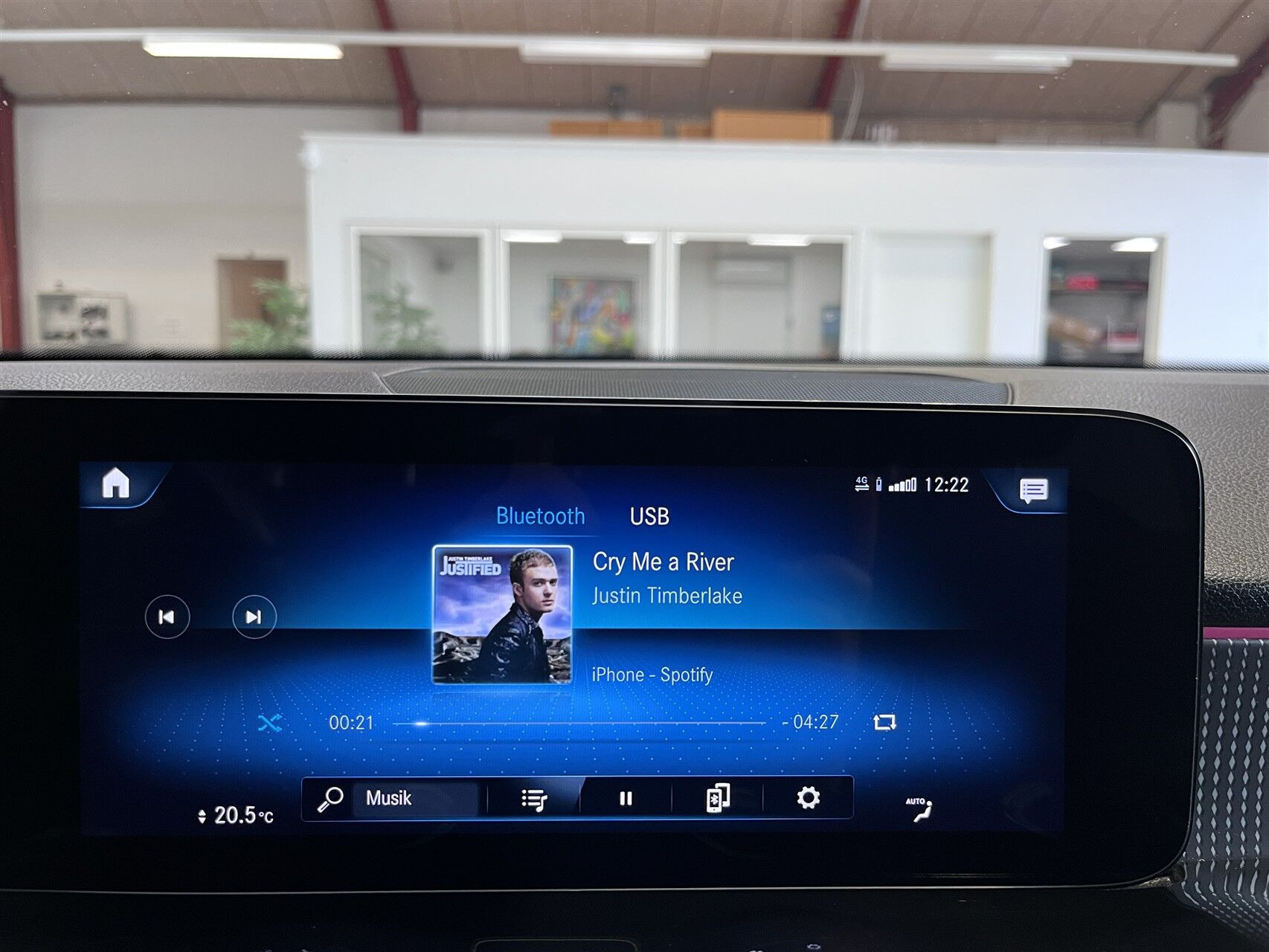 Hvid Mercedes EQB250 fra 2022