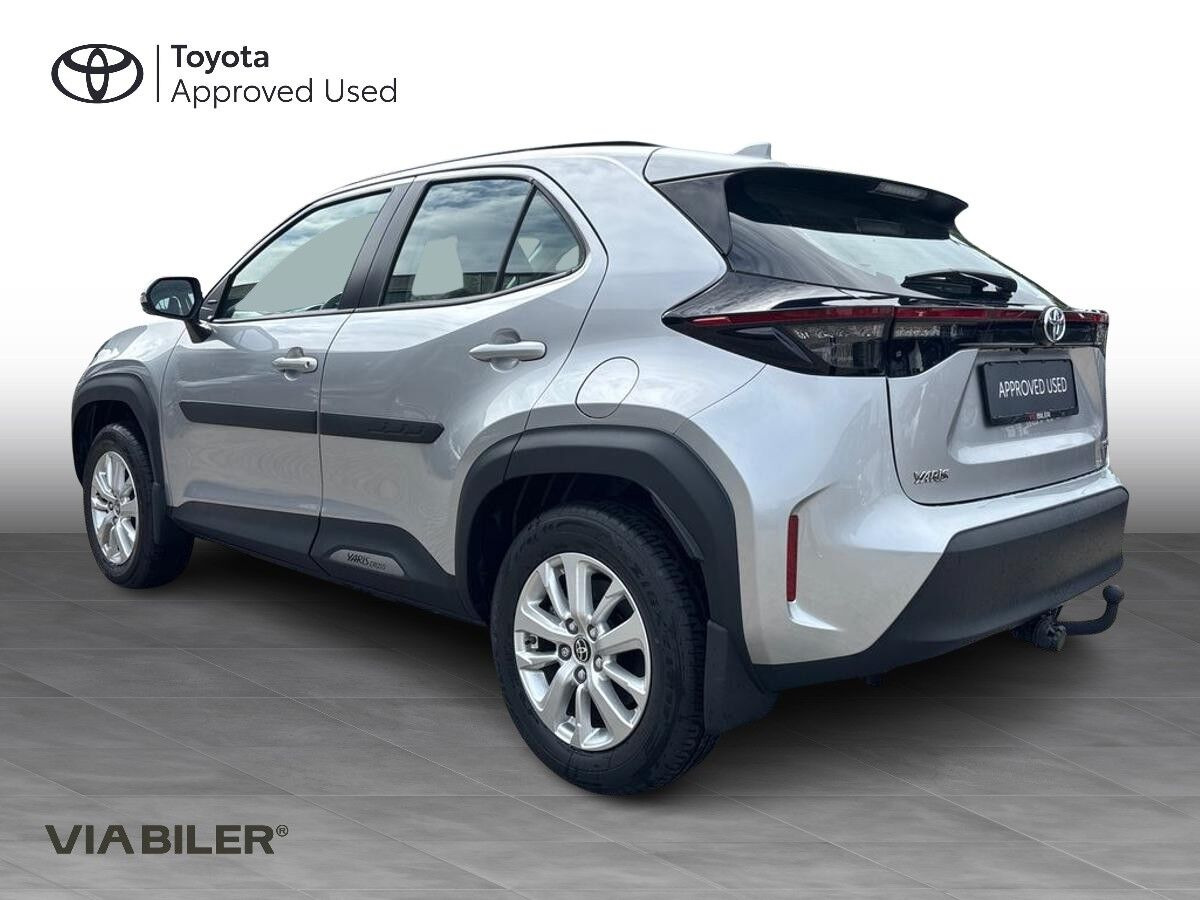 Sølv Toyota Yaris Cross fra 2023