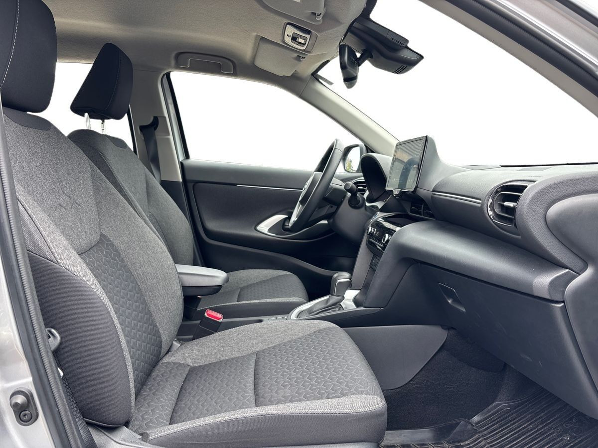 Sølv Toyota Yaris Cross fra 2023