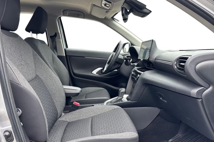 Sølv Toyota Yaris Cross fra 2023