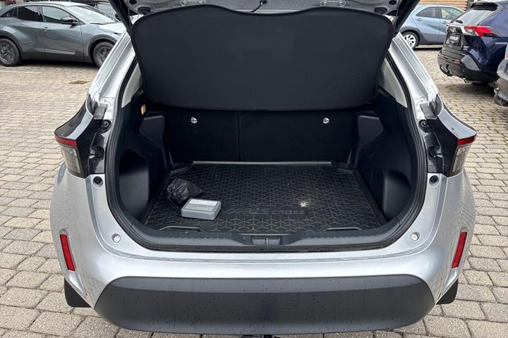 Sølv Toyota Yaris Cross fra 2023