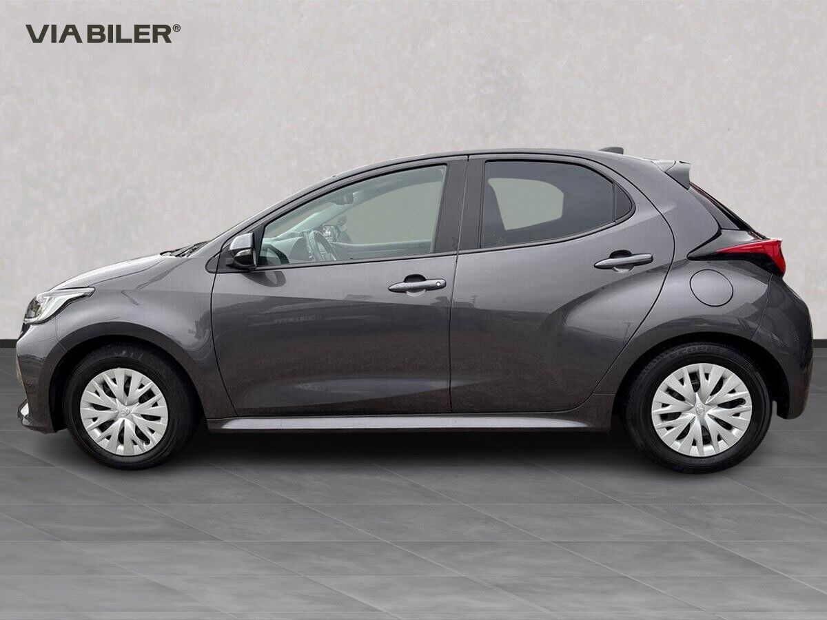 Grå Toyota Yaris fra 2021
