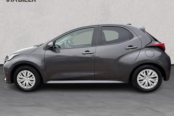 Grå Toyota Yaris fra 2021