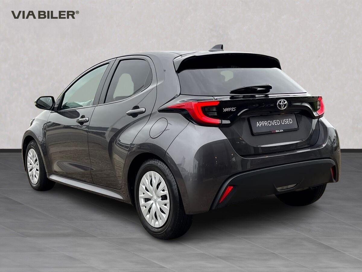 Grå Toyota Yaris fra 2021
