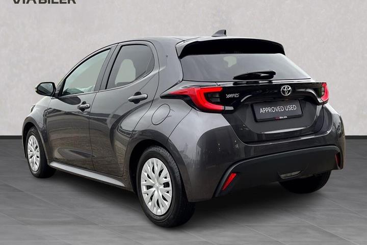 Grå Toyota Yaris fra 2021