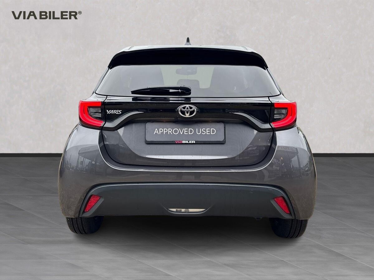 Grå Toyota Yaris fra 2021