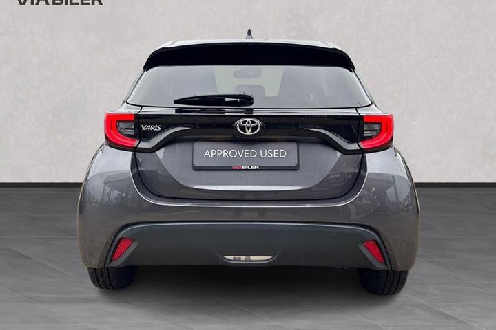 Grå Toyota Yaris fra 2021