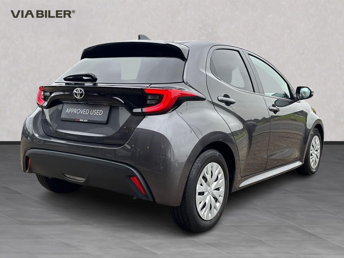 Grå Toyota Yaris fra 2021