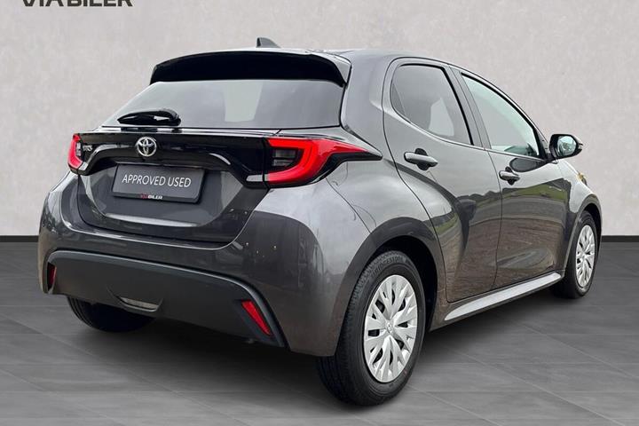 Grå Toyota Yaris fra 2021