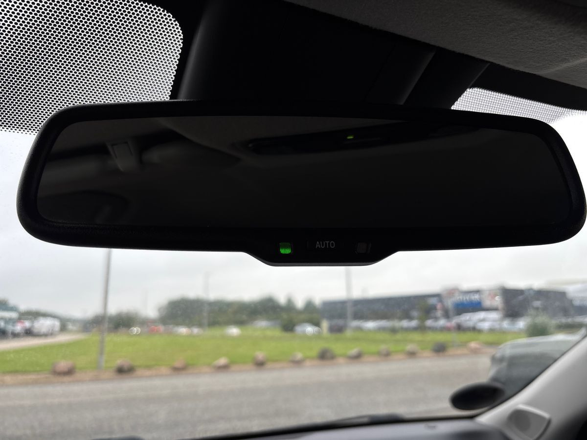 Grå Toyota Yaris fra 2021