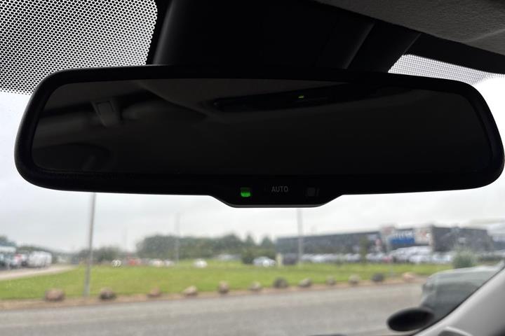 Grå Toyota Yaris fra 2021