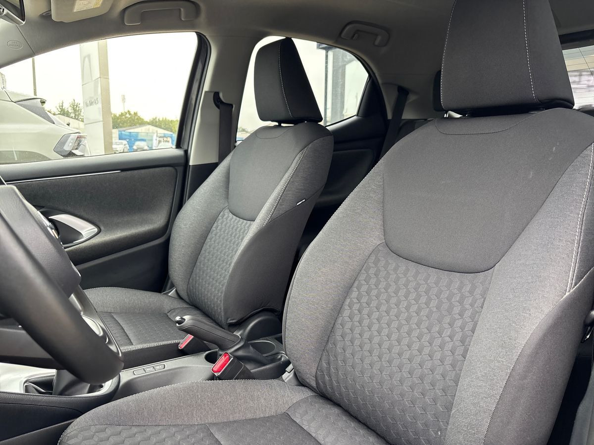 Grå Toyota Yaris fra 2021