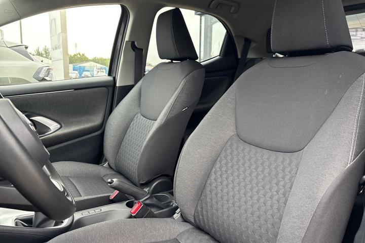 Grå Toyota Yaris fra 2021