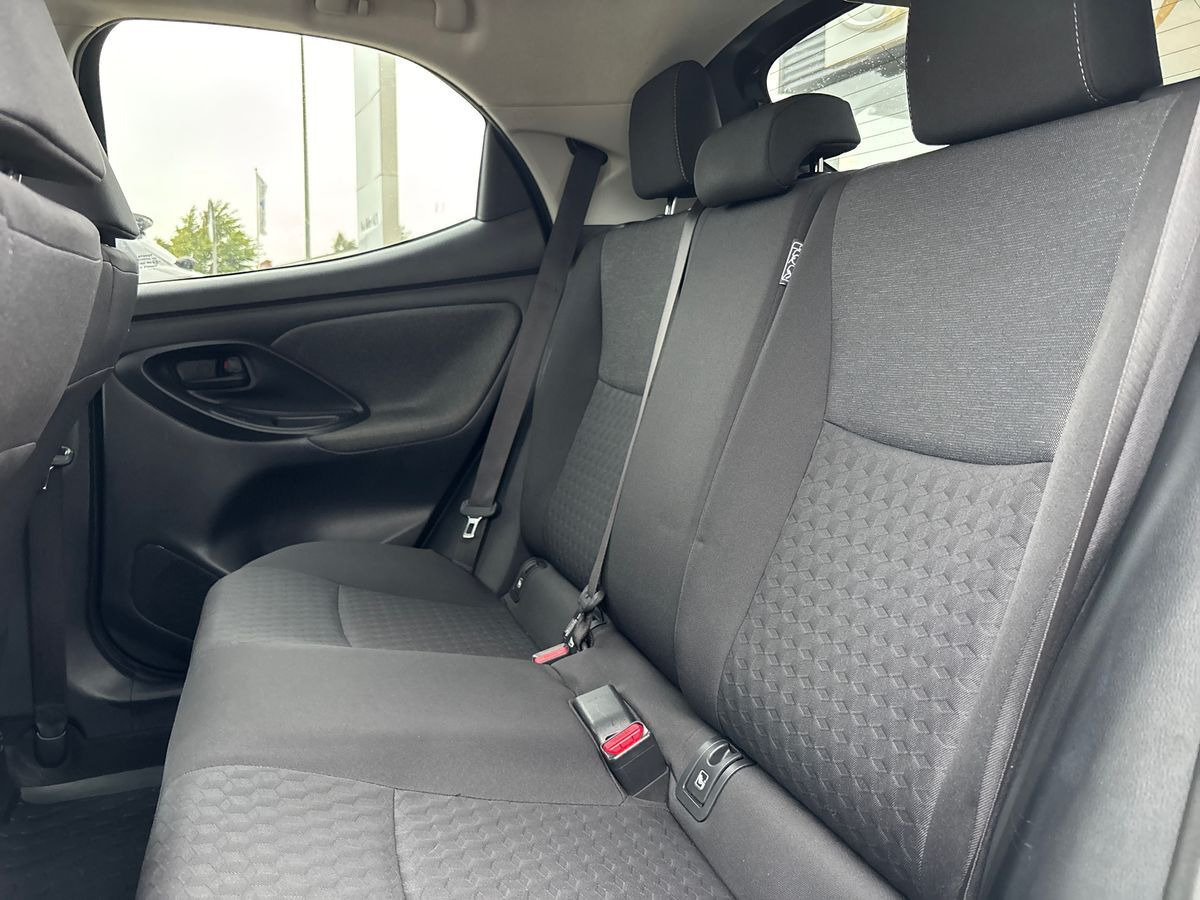 Grå Toyota Yaris fra 2021
