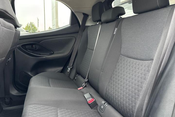 Grå Toyota Yaris fra 2021