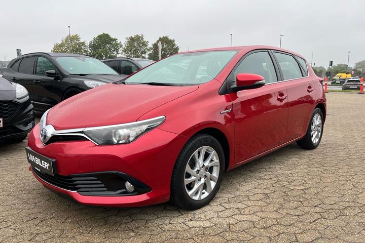 Rød Toyota Auris fra 2016